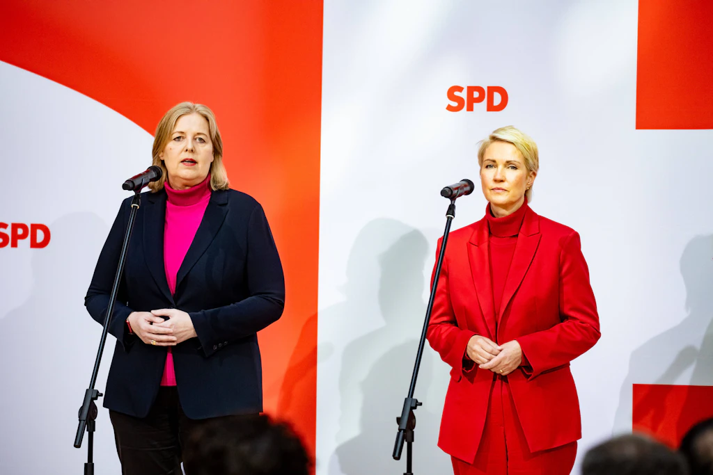 Parteivorsitzende der SPD Bärbel Bas (l) und MVs Ministerpräsidentin Manuela Schwesig,