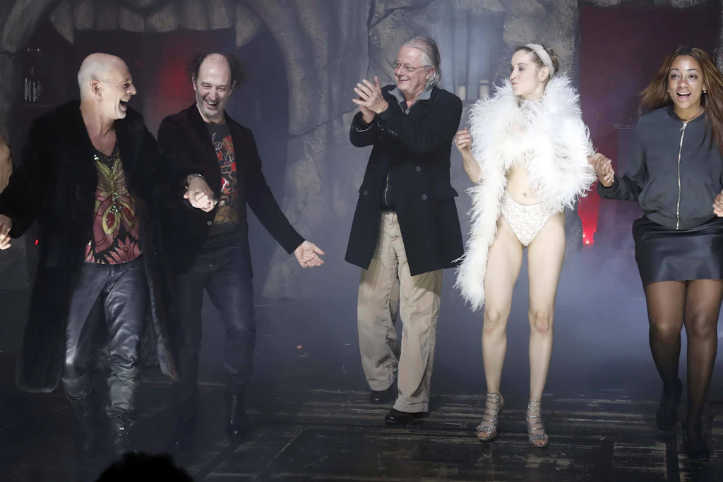 Frank Castorf (Mitte) 2017 bei der „Faust“-Premiere, seiner letzten Volksbühneninszenierung. Mit Martin Wuttke, Aleksandar Denić (Bühne), Valery Tscheplanowa und Adriana Braga Peretzki (Kostüme, v.l.)