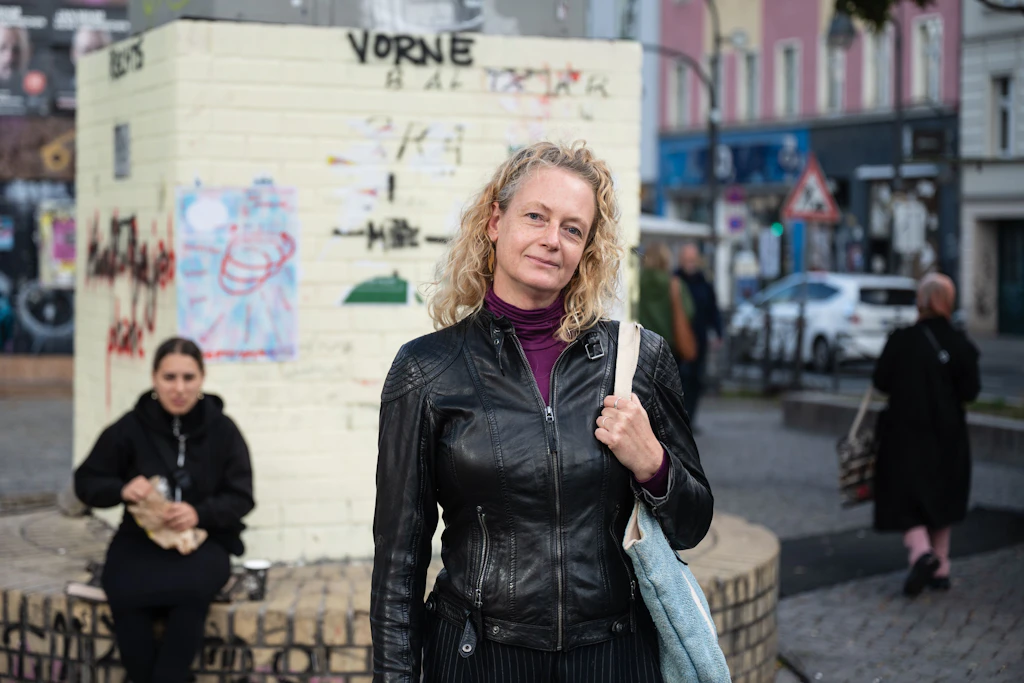 Sandra K. posiert für die Berliner Zeitung am Hermannplatz.