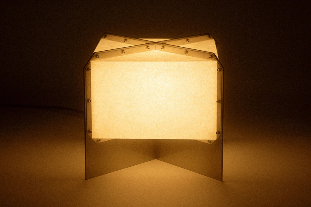 Die „Ori“-Lampe von Luis Frey vereint handgeschöpftes Abacá-Papier mit einem industriellen Edelstahlrahmen.