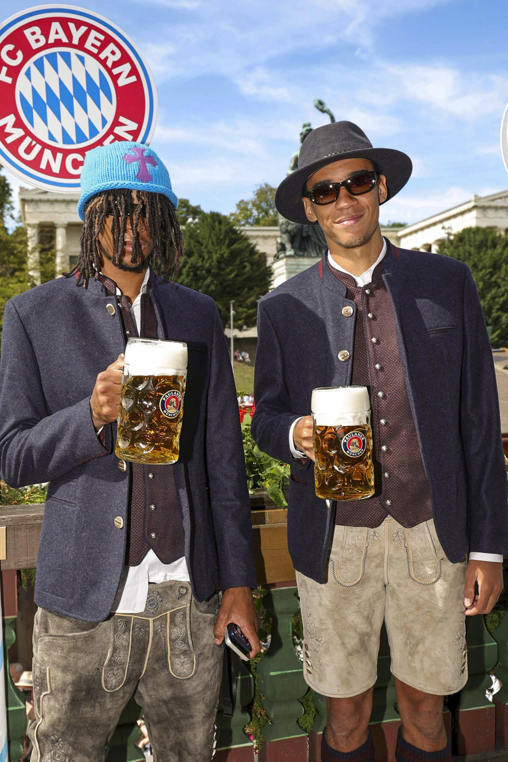 <strong>Top:</strong> Nach dem 7:0-Kantersieg gegen Union Berlin strahlten die Gesichter der Bayern-Profis beim traditionellen Oktoberfest-Besuch mit der Herbstsonne um die Wette. Einer fällt dabei aber aus der Reihe:&nbsp;<strong>Michael Olise</strong> erscheint zwar pflichtbewusst im FC-Bayern-Trachtenoutfit mit brauner Lederhose, bordeauxroter Weste und dunkelblauem Wolljanker, setzt dem Ganzen aber eine schlumpfblaue Chrome-Hearts-Strickmütze mit pinkem Kreuz auf – und schiebt die Haare gleich noch vors Gesicht. <br><br>Während Teamkollege <strong>Jamal Musiala</strong> unter Hut und Sonnenbrille noch halbwegs erkennbar bleibt, können wir Olises Gesicht nur erahnen. Seinem Namen im Netz als „Mr. Nonchalant“, was zu Deutsch so viel wie gelassen oder unaufgeregt bedeutet, macht er damit alle Ehre. Kamerascheu, zurückhaltend und trotzdem – oder gerade deswegen – der lustig-sympathischste Auftritt des Tages. Wir feiern es.