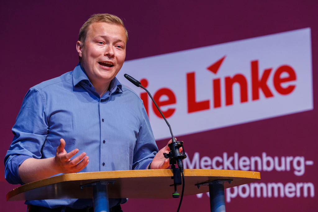 Hennis Herbst, Landesvorsitzender der Partei Die Linke in Mecklenburg-Vorpommern, bei der Eröffnung eines Parteitags (Archivbild)