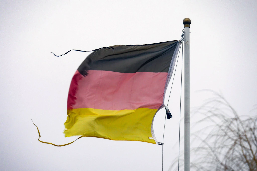 Vom Wind zerfetzte Deutschlandfahne