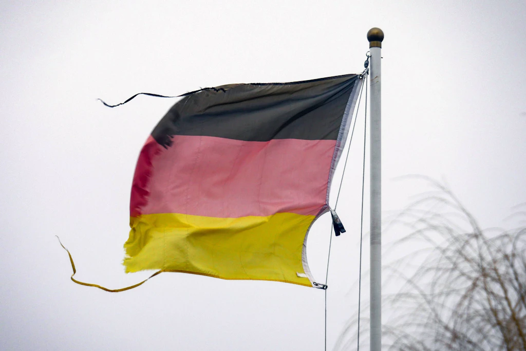 Vom Wind zerfetzte Deutschlandfahne
