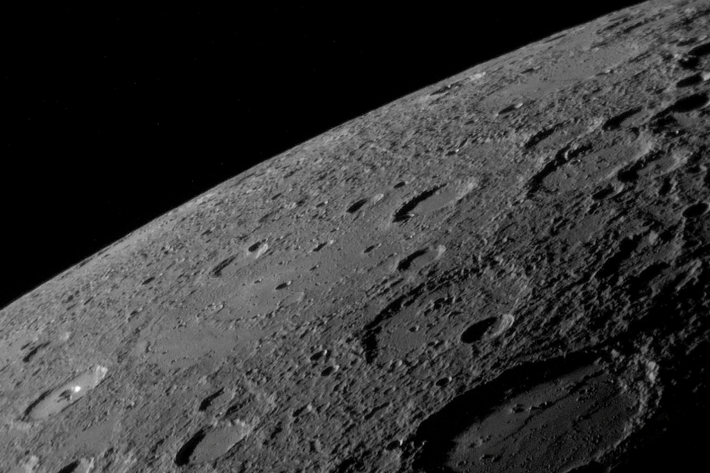 Die Merkur-Oberfläche erinnert in bestimmten Regionen stark an den Mond.