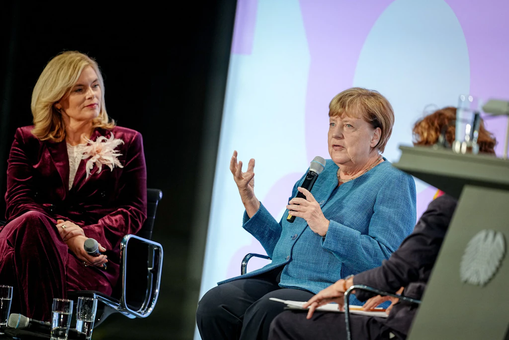 Angela Merkel (CDU), ehemalige Bundeskanzlerin, bei der Ausstellungseröffnung „Kokoschkas Adenauer. Warhols Brandt.“