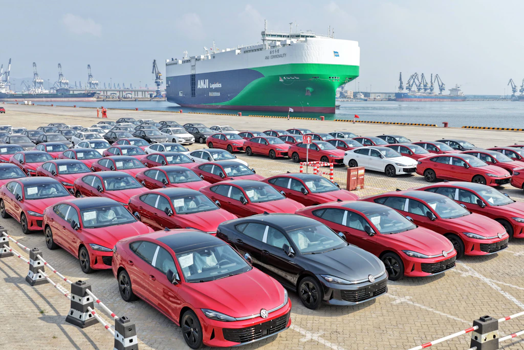 In China gebaute Volkswagen-Autos warten am 20. September 2026 im Hafen von Yantai auf die Verschiffung für den Export.