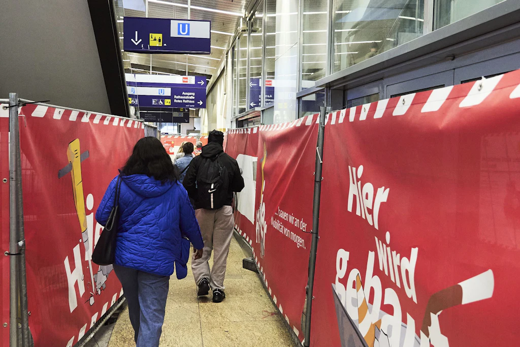 Der Bahnhof Alexanderplatz heute: Den Fahrgästen sind Durchgänge zwischen Gittern und Bauplanen geblieben. Alle Geschäfte und Gastronomiebetriebe sind ausgezogen.