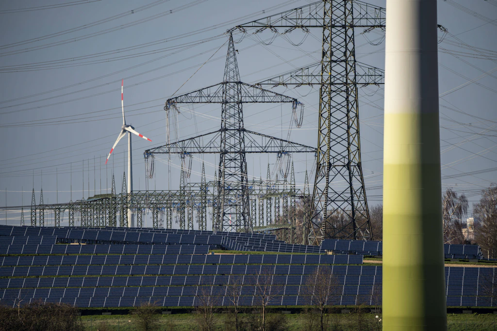 Windräder und Solaranlagen allein machen noch kein Stromsystem: Mit ihrem Ausbau müssen auch Netze und Leistung erweitert werden.