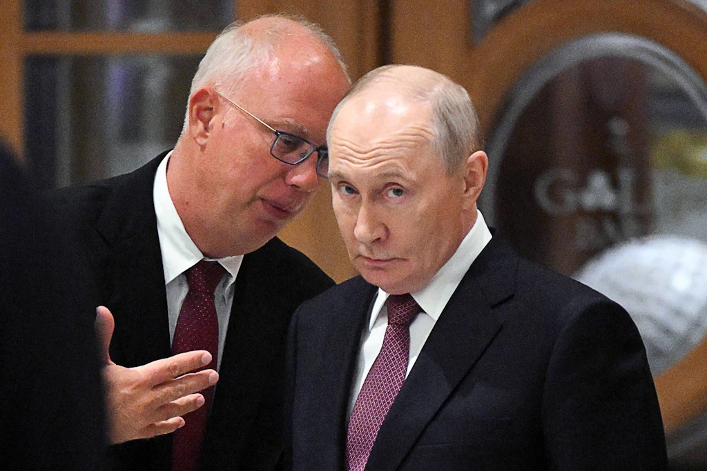 Wladimir Putin hört sich am 11. September 2026 vor einem Treffen mit Dilma Rousseff, der Präsidentin der Brics-Entwicklungsbank (New Development Bank), am Rande des Brics-Gipfels in Neu-Delhi (Indien) die Ausführungen von Kirill Dmitrijew an. (Symbolbild)