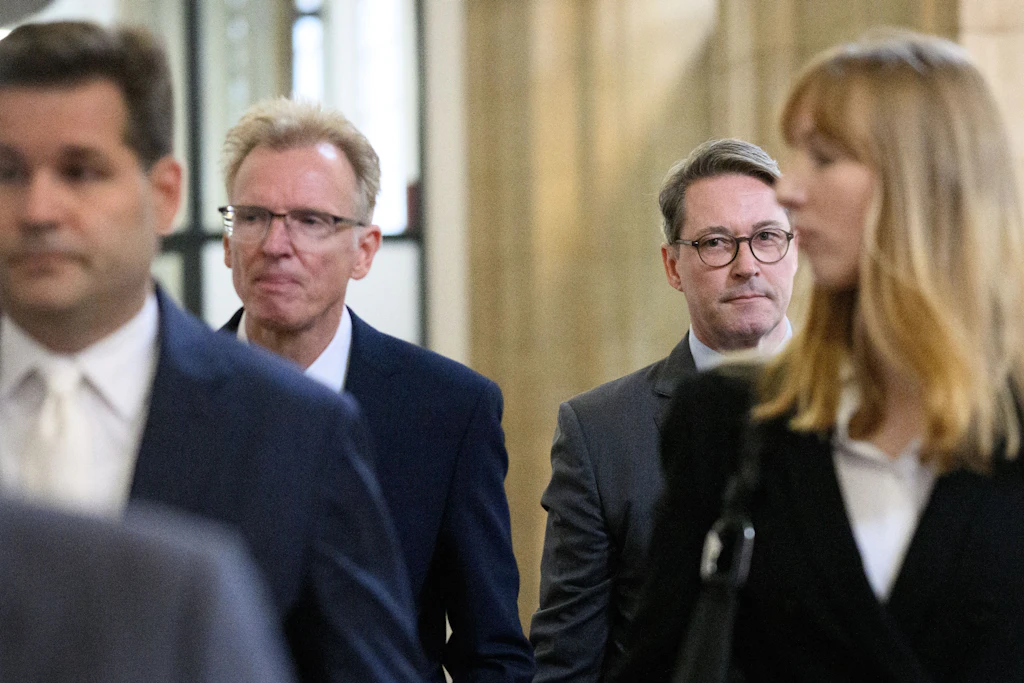 Andreas Scheuer (hinten rechts, CSU), ehemaliger Bundesverkehrsminister, und Gerhard Schulz (hinten links), ehemaliger Staatssekretär im Bundesverkehrsministerium, stehen wegen Falschaussage im Maut-Untersuchungsausschuss des Bundestages vor Gericht.