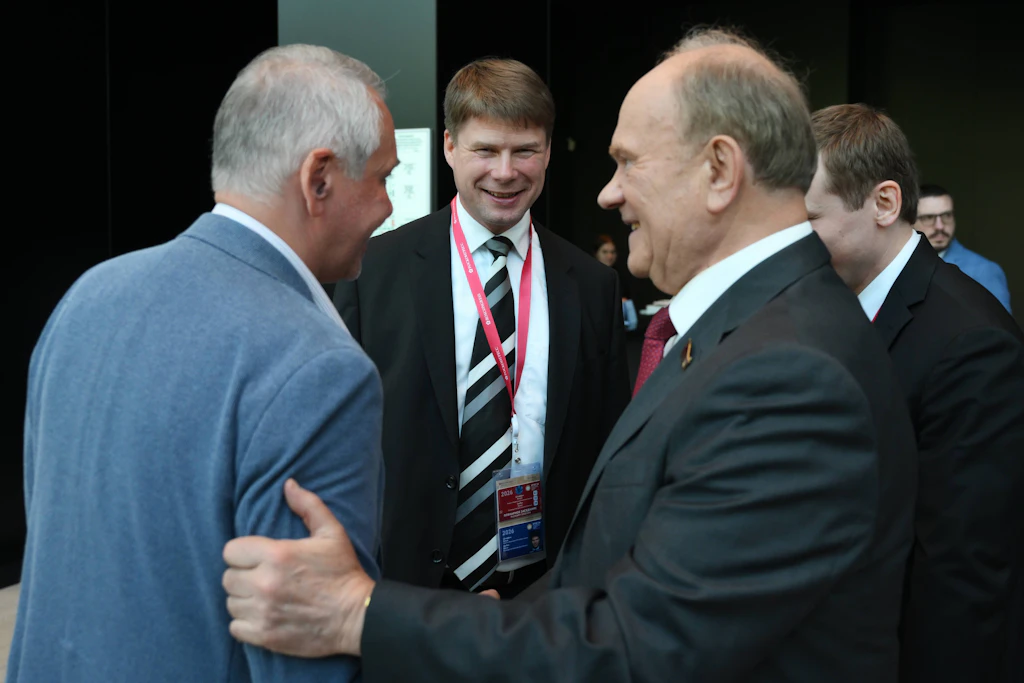 Steffen Kotre, Bundestagsabgeordneter der Alternative für Deutschland (AfD), spricht Anfang Juni 2026 vor einer Plenarsitzung des Wirtschaftsforums in St. Petersburg mit Gennadi Sjuganow, dem Vorsitzenden der Kommunistischen Partei Russlands.