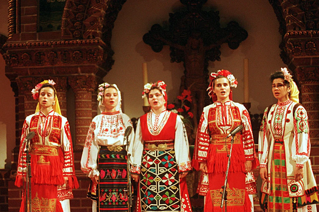 Der bulgarische Frauenchor Bulgarian Voices bei einem Auftritt in der Berliner Passionskirche.