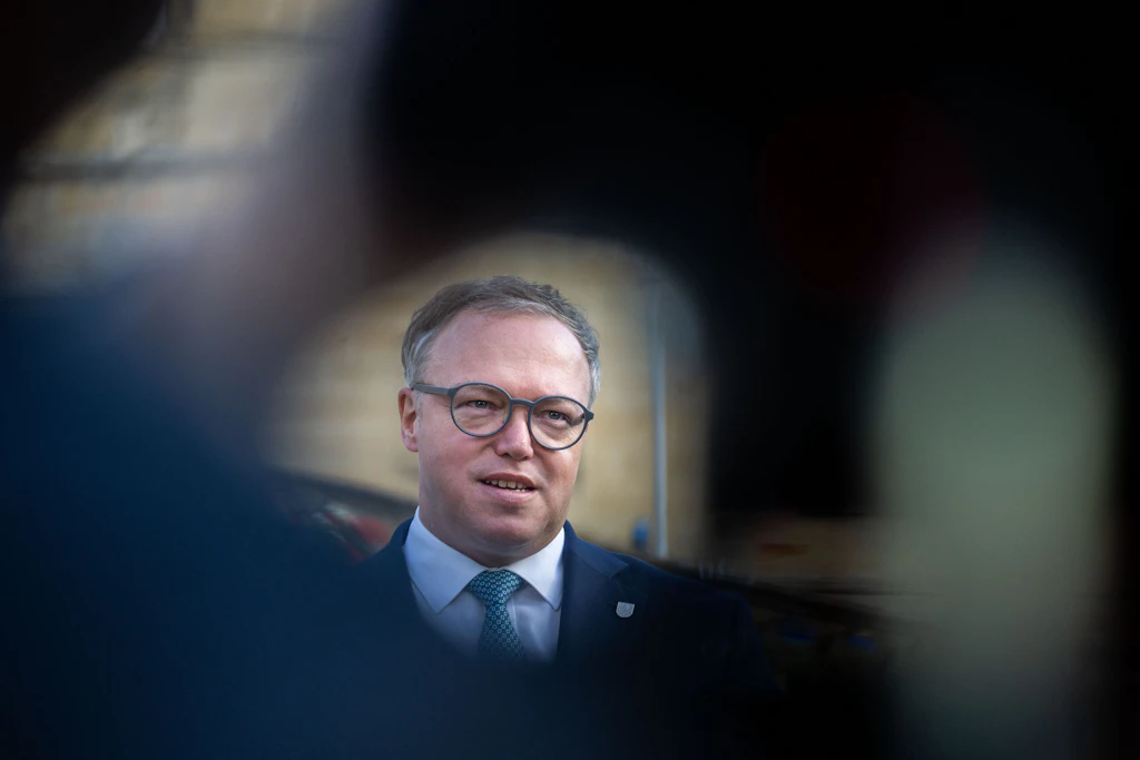 Thüringen Ministerpräsident Mario Voigt sind durch den Zerfall seines Koalititonpartners BSW die Mehrheiten verloren gegangen, weshalb er nun mit den Linken flirtet.