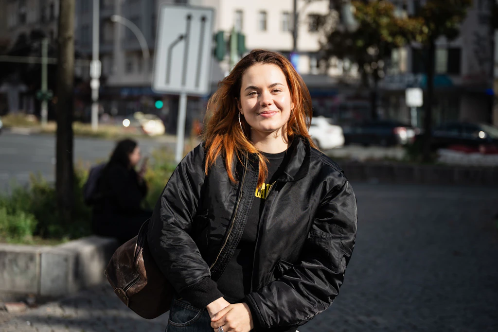 Lilly W. posiert für die Berliner Zeitung am Hermannplatz.