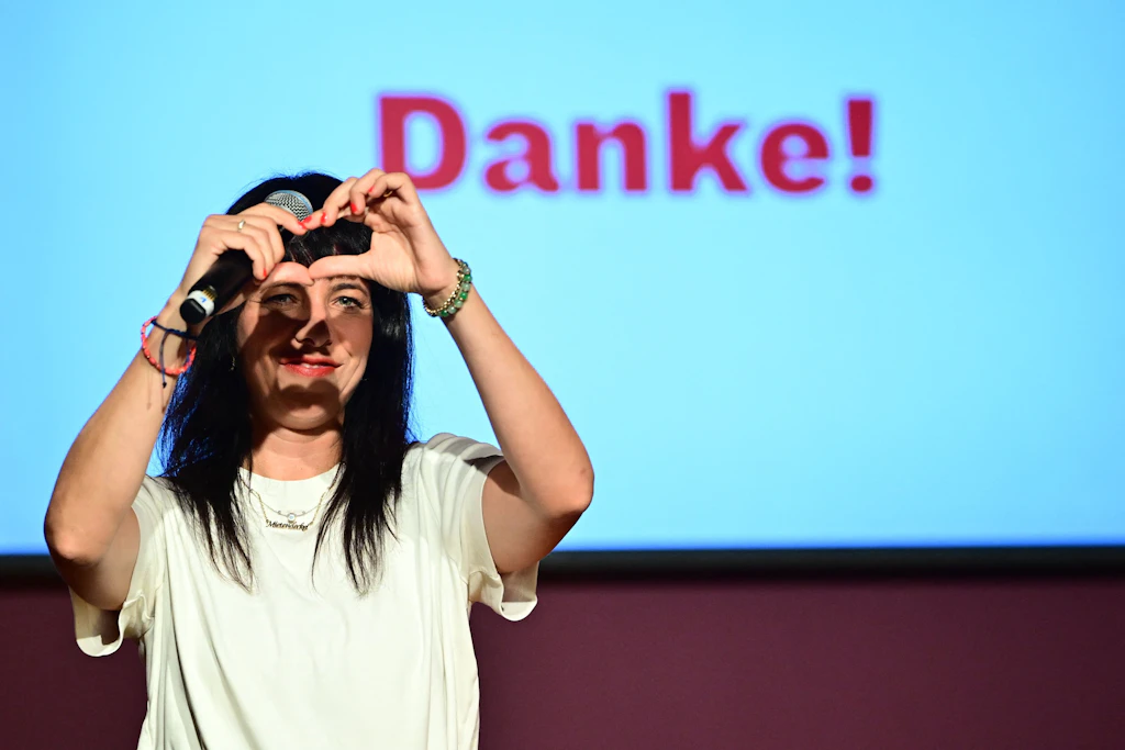 Die Linke-Spitzenkandidatin Elif Eralp könnte Berlins nächste Regierende Bürgermeisterin werden.