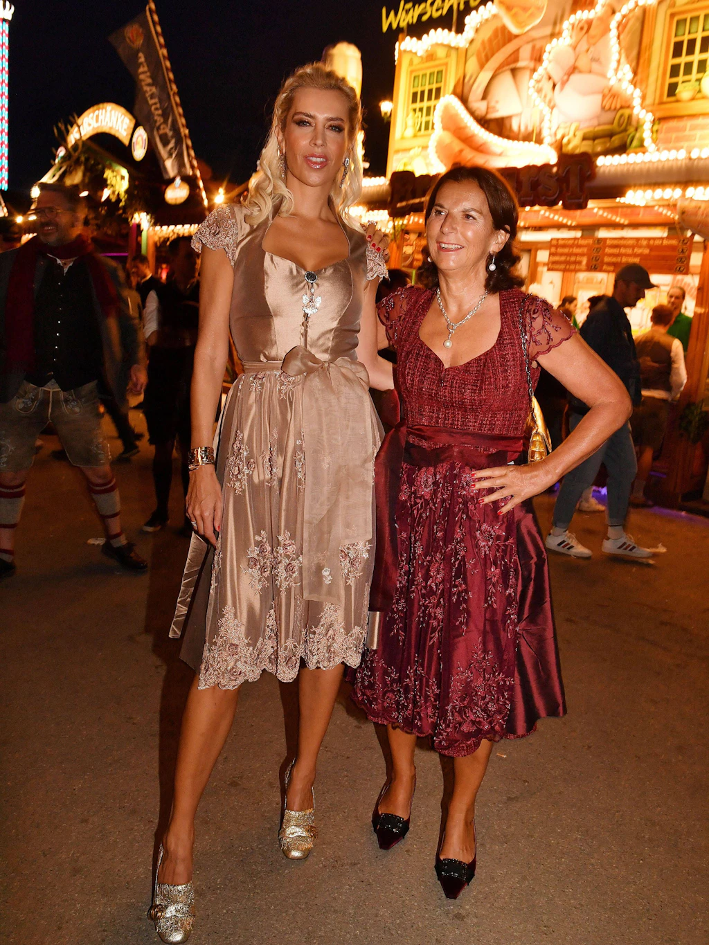 <strong>Flop:</strong> <strong>Verena Kerth</strong> und <strong>Claudia Obert</strong> besuchen das 191. Oktoberfest in abgestimmtem Kleidungsstil – und der hat es in sich. Kerth im puderrosa Dirndl mit Spitzenärmeln und transparenter Spitzenschürze, Obert passend dazu im dunkelroten Tweed-Kleid mit denselben Spitzendetails. Die Dirndl der Marke Astrid Söll kosten jeweils um die 1000 Euro – sehen aber leider aus, als hätte man sie für deutlich weniger im Krüger-Dirndl-Outlet ergattert. Für den Preis darf man mehr erwarten als ein Erscheinungsbild, der eher an aufgeregte Erst-Wiesngängerinnen erinnert als an gestandene Festdamen. Kitsch hat seinen Preis – aber dann muss er auch danach aussehen.