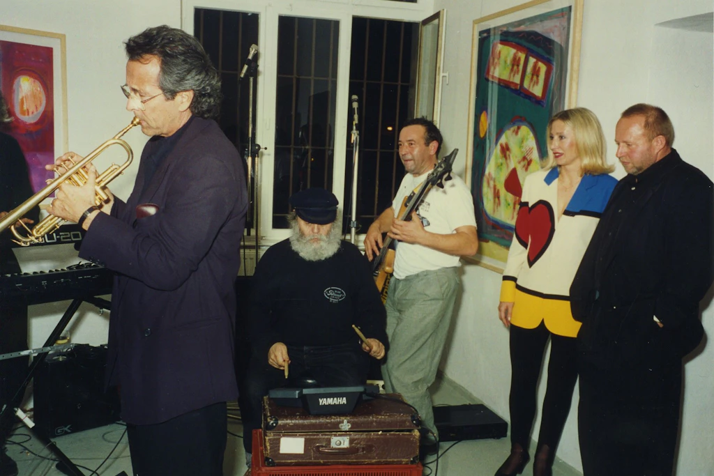 Der ehemalige DDR-Kunstsammler und -händler Frank Hänel (r. mit seiner Frau Ellen) in seiner Frankfurter Galerie in den frühen 1990er-Jahren