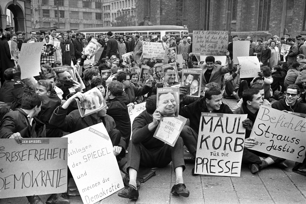 Sitzstreik für die Pressefreiheit im Oktober 1962: Demonstration gegen die Verhaftung von Spiegel-Redakteuren vor der Hauptwache in Frankfurt am Main