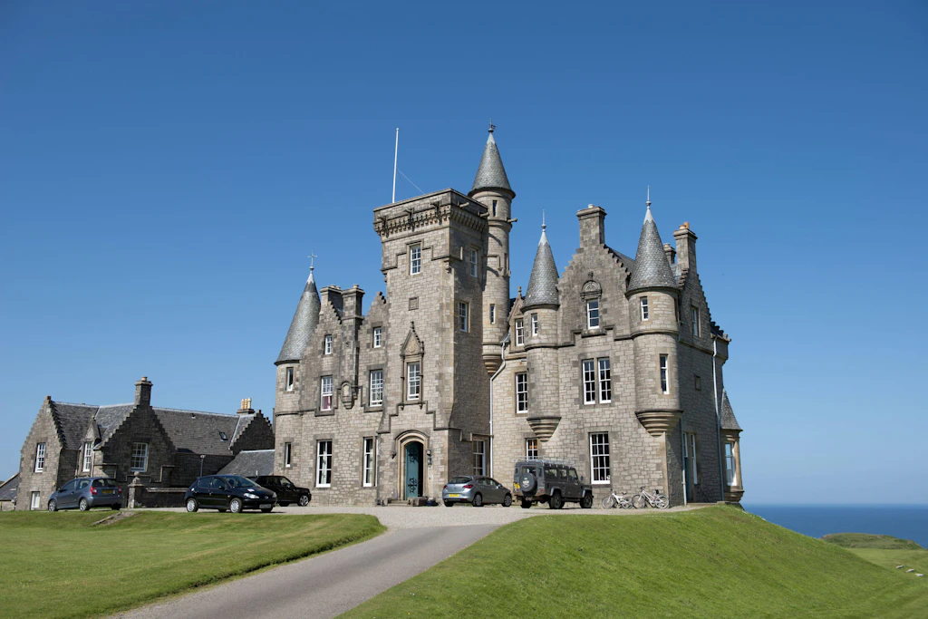 Türme, Zinnen, Atlantik: Glengorm Castle an der Nordspitze der Isle of Mull steht samt 1500 Hektar Land zum Verkauf.