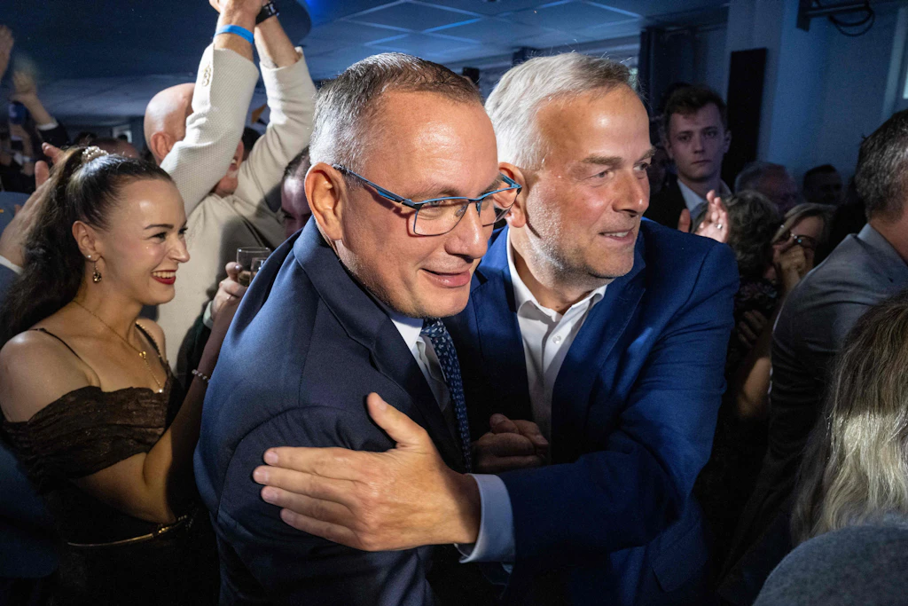 Tino Chrupalla (l) und Spitzenkandidat Leif-Erik Holm feierten am Sonntag den Wahlsieg der AfD in Mecklenburg-Vorpommern.