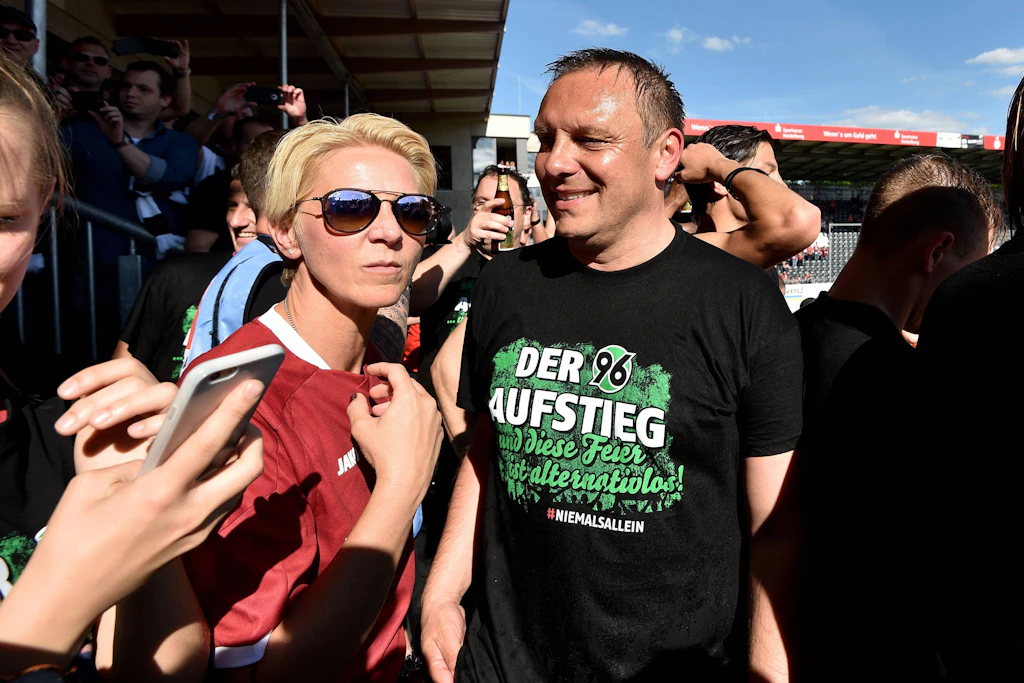Trainer Andre Breitenreiter feiert mit seiner Ehefrau den Aufstieg mit Hannover 96.
