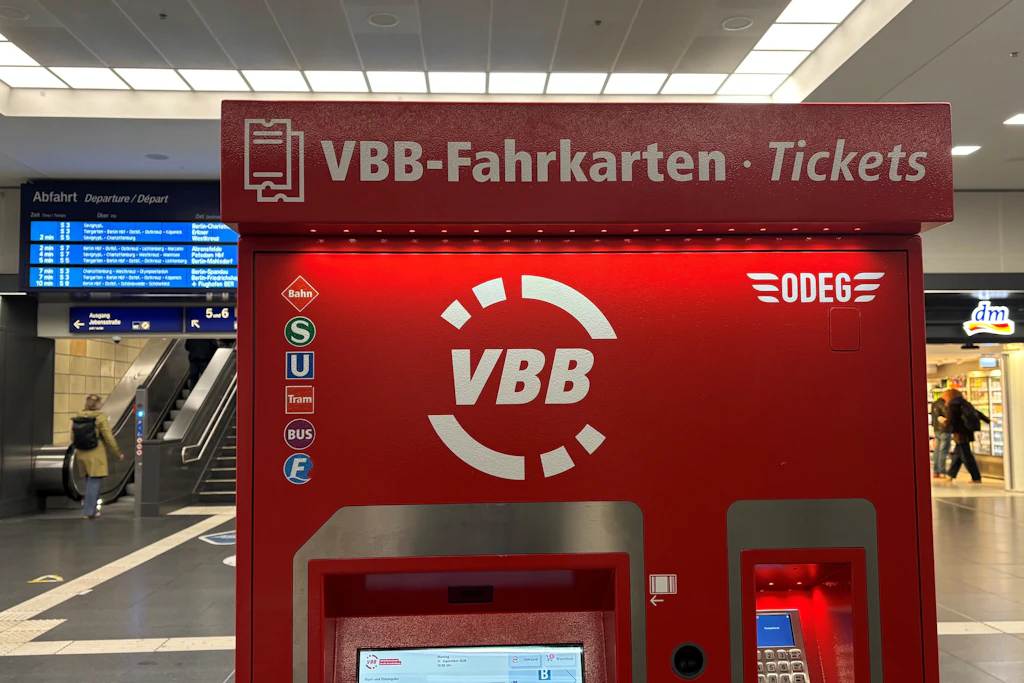 Fahrscheinautomat im Bahnhof Berlin Zoologisches Garten: Zum 1. Januar steigen die Fahrpreise wieder.