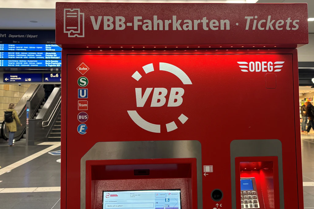 Fahrscheinautomat im Bahnhof Berlin Zoologisches Garten: Zum 1. Januar steigen die Fahrpreise wieder.