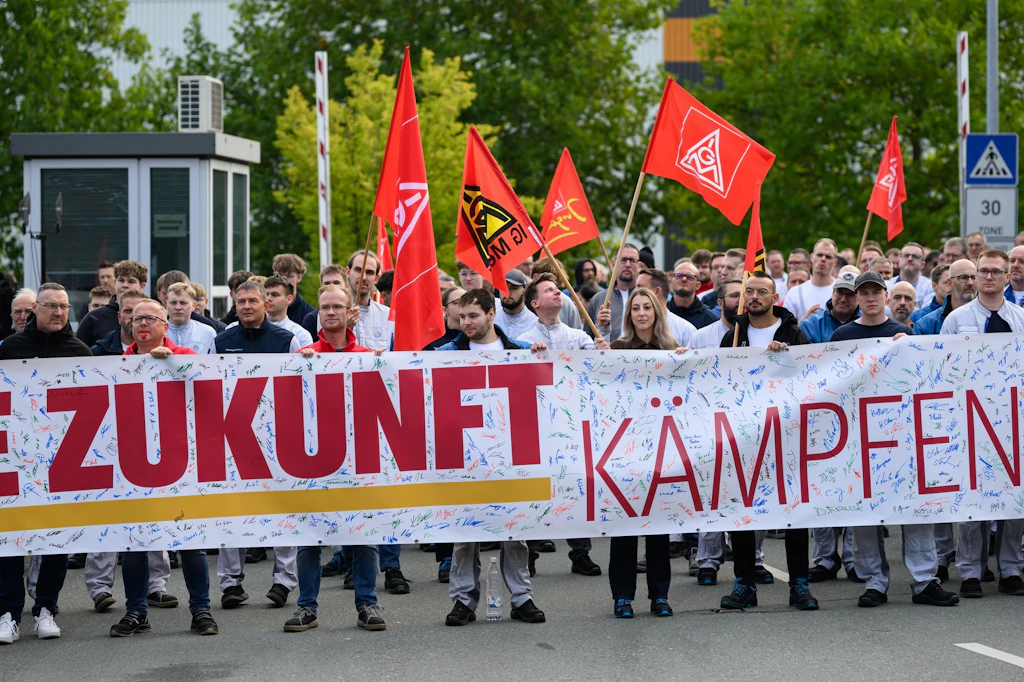 Am bundesweiten Aktionstag der IG Metall demonstrieren Beschäftigte am Montagvormittag vor dem VW-Motorenwerk in Chemnitz.