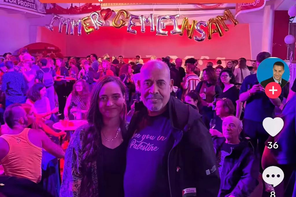 Der palästinensische Aktivist Ibrahim Ibrahim mit der neu gewählten Neuköllner Linke-Abgeordneten Vanessa Emde auf der Wahlparty des Bezirksverbands.
