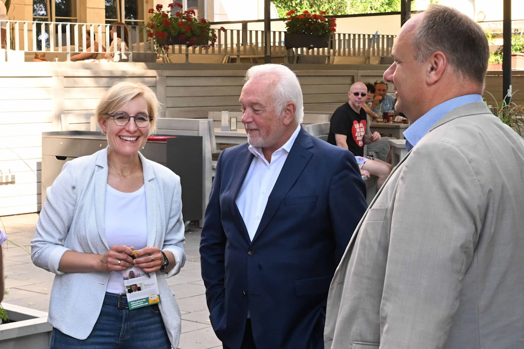 Anita Maaß mit FDP-Parteichef Wolfgang Kubicki und Dresdens OB Dirk Hilbert (v.l.n.r.), hier bei einem Treffen 2022.