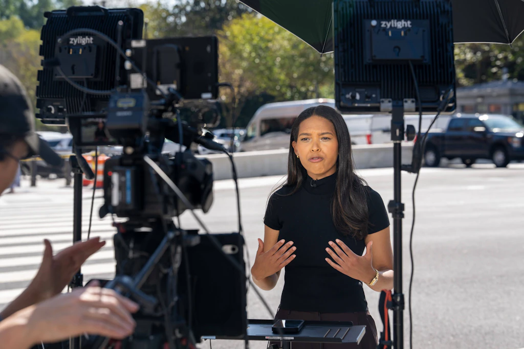MS-NOW-Korrespondentin Akayla Gardner berichtet vor dem Weißen Haus in Washington. Zuvor war ihr der Zugang zum Gelände verweigert worden.