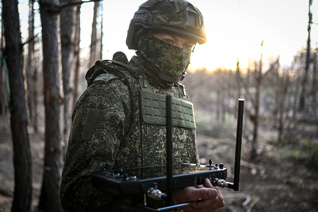 Ein russischer Soldat steuert im April 2026 eine Drohne im Frontabschnitt Lyman.