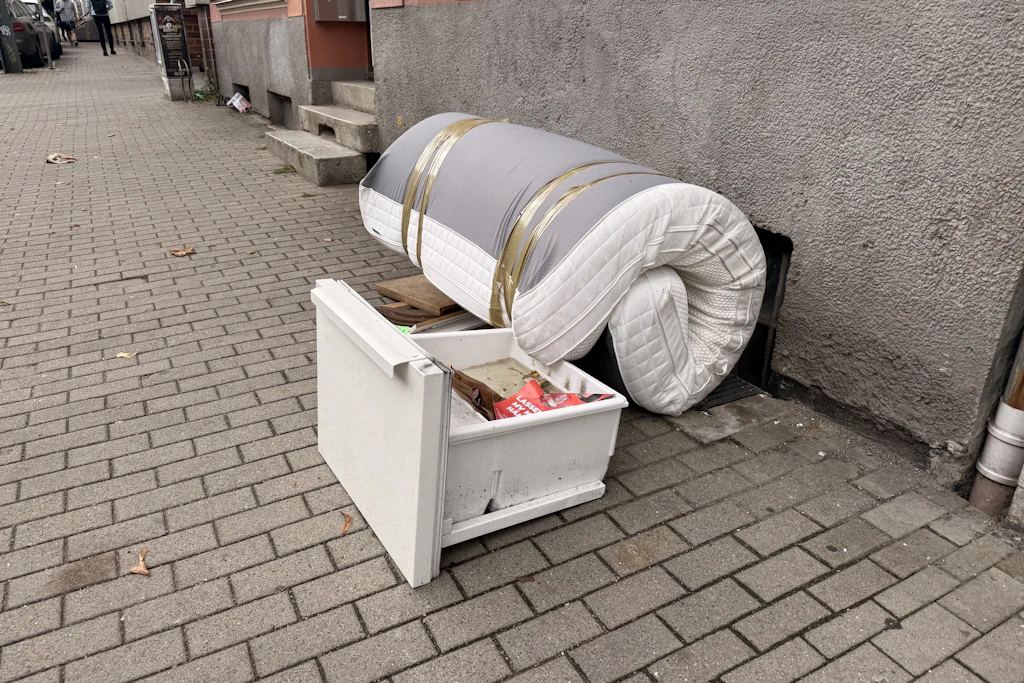 Rostock verkommt, findet Julia Velters, die sich von uns nicht fotografieren lassen wollte.