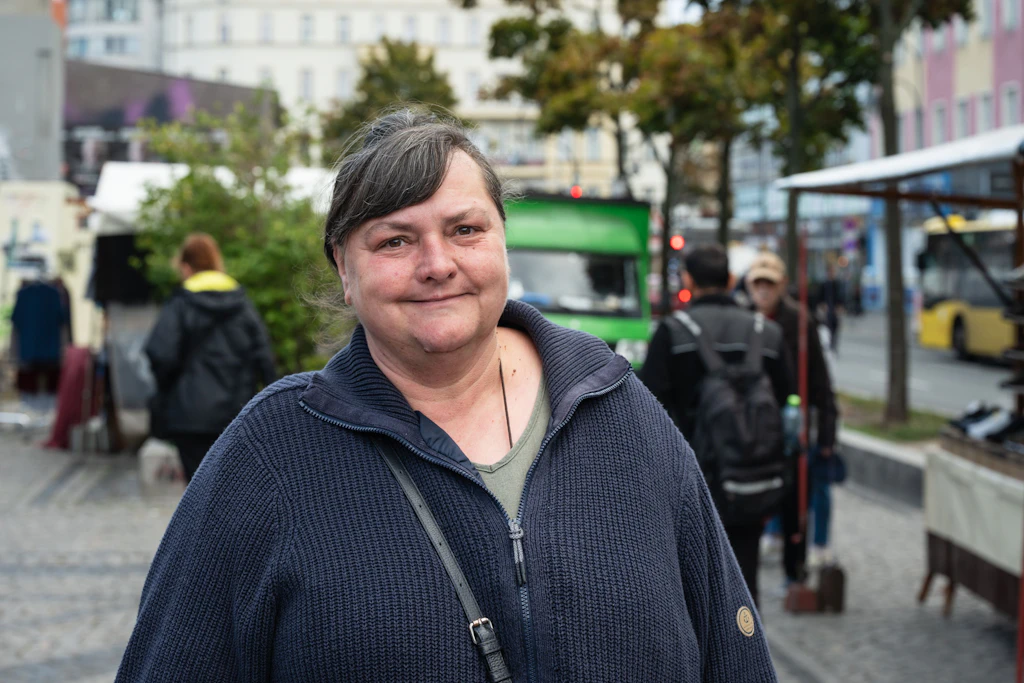Lilo B. posiert für die Berliner Zeitung am Hermannplatz.