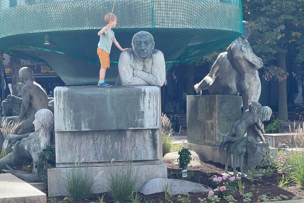 Waldemar Grzimeks-Brunnen-Ensemble am Wittenbergplatz ist jetzt illegaler Kinderspielplatz. Noch blühen hier paar Blumen.