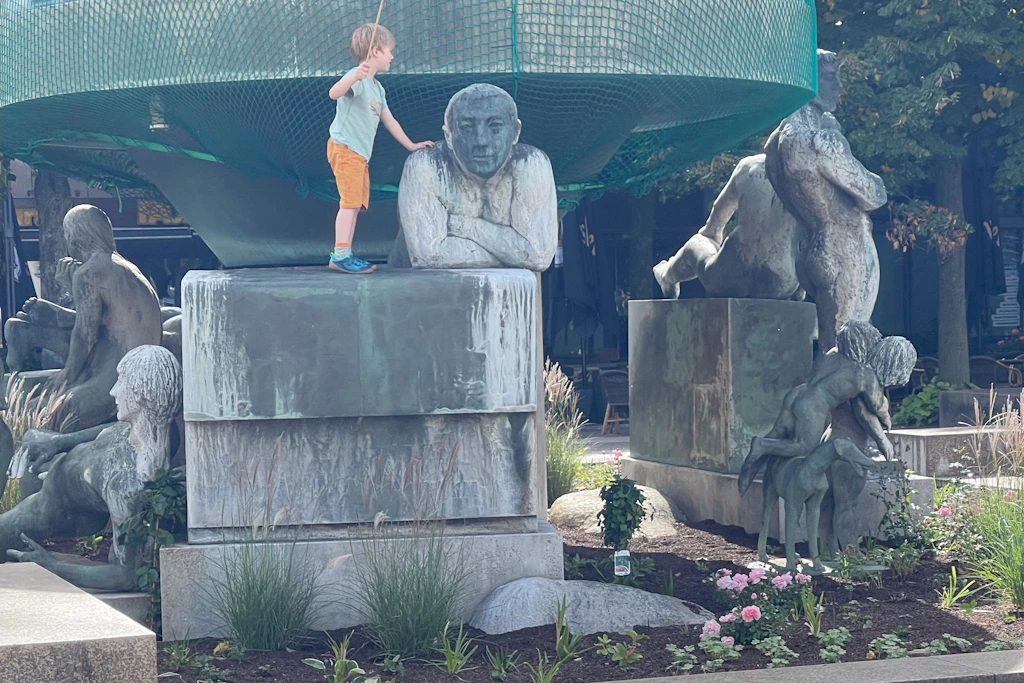 Waldemar Grzimeks Brunnen-Ensemble am Wittenbergplatz ist jetzt illegaler Kinderspielplatz. Noch blühen hier ein paar Blumen.