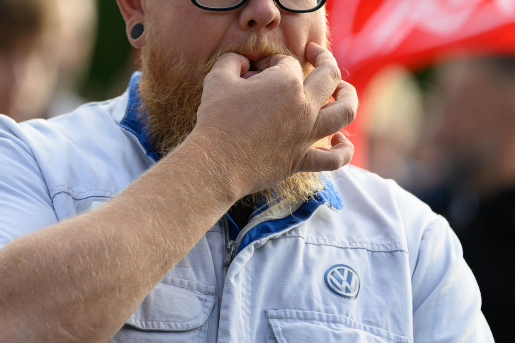 Ein Mitarbeiter von Volkswagen beteiligt sich in Chemnitz an der Protestkundgebung der IG Metall.