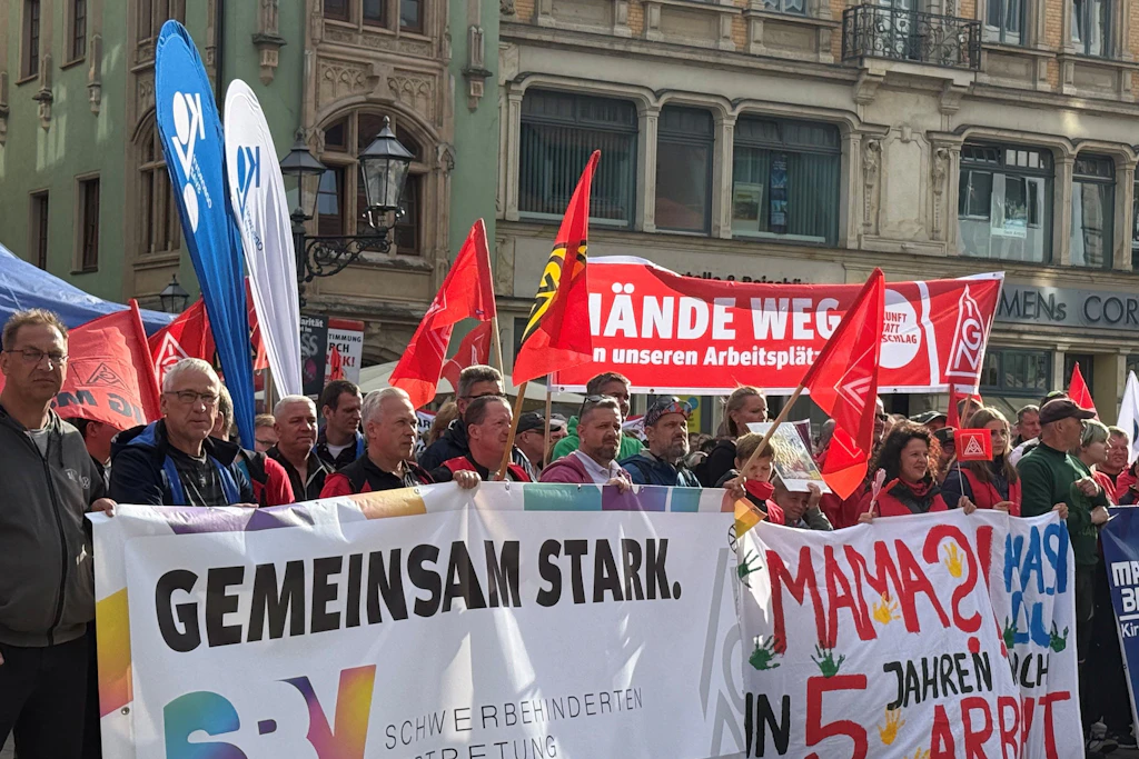 1500 Menschen haben am Montagnachmittag an dem Protest auf dem Zwickauer Marktplatz teilgenommen.