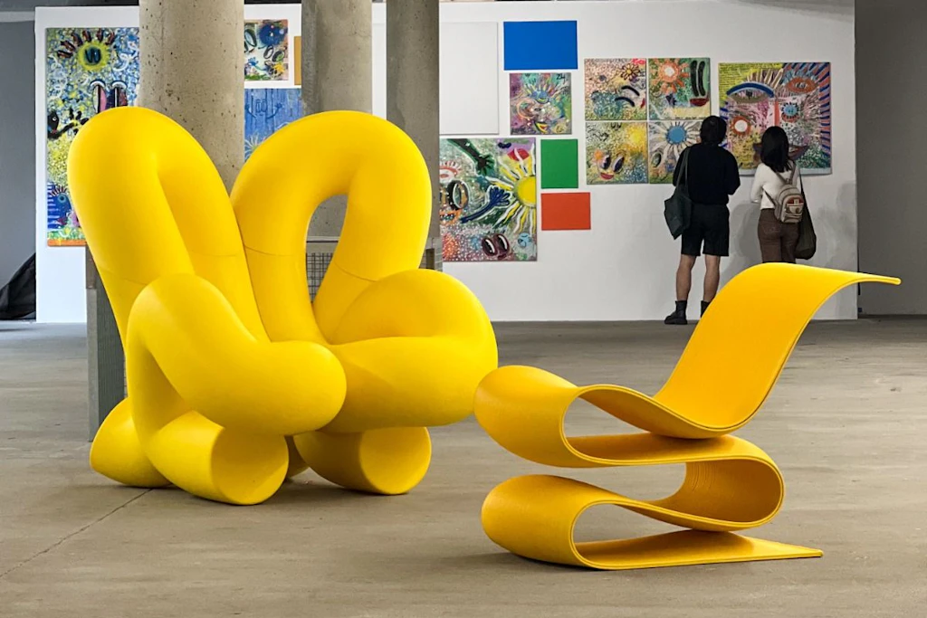 Rechts im Bild: Der „Bounce Chair“ – Bietenholz verkauft ihn für 1800 Euro unter seinem Label „Melting Things“.