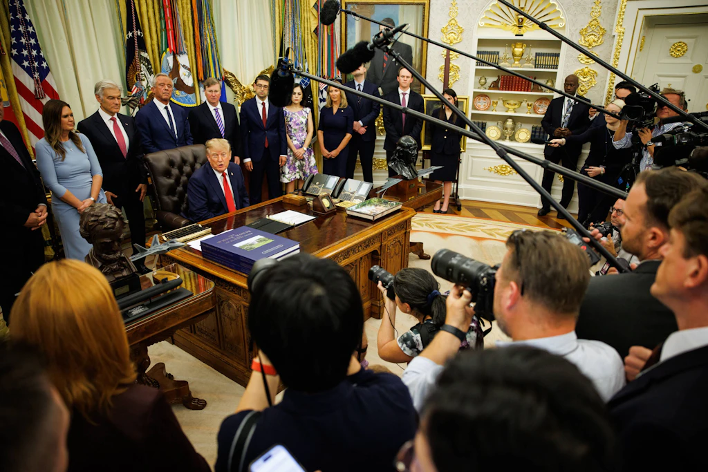 US-Präsident Donald Trump beantwortet im Oval Office Fragen von Journalisten.