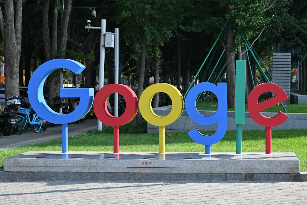 Google soll Verlagsquellen in Suchergebnissen klarer kennzeichnen und leichter zugänglich machen.