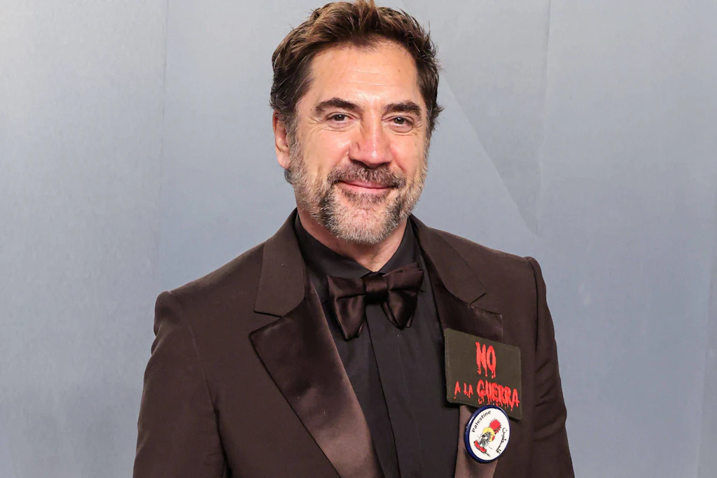Javier Bardem bei der Vanity Fair Oscar Party im März 2026. Der Schauspieler zeigt dort einen „Palestine“-Button und ein „No a la guerra“-Abzeichen.