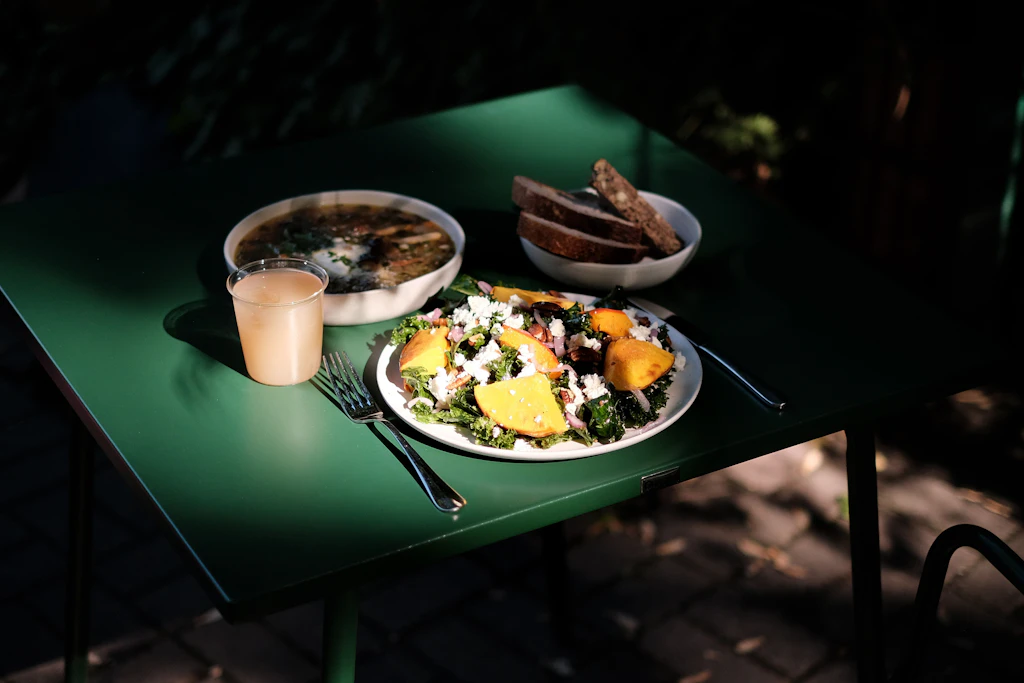 Es ist angerichtet: der Herbstsalat des Hauses, dazu Brot, Champignonsuppe und eine Limo