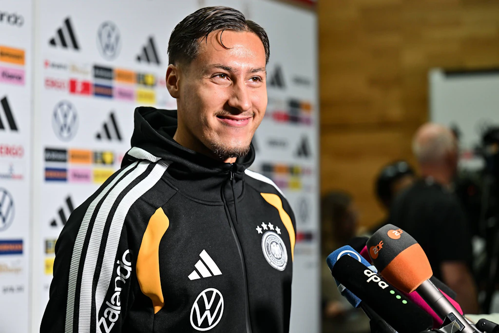 Younes Ebnoutalib im Gespräch mit den Medienvertretern.