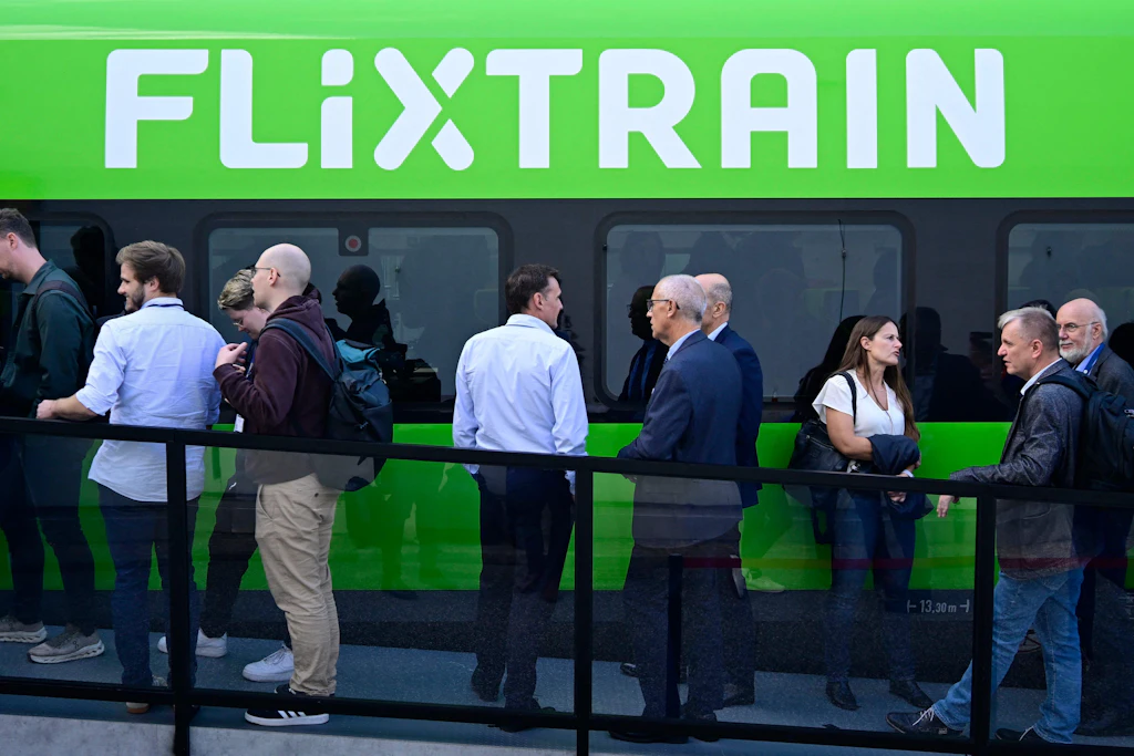 Andrang bei Flixtrain: Auf der Berliner Bahnmesse Innotrans war erstmals ein Wagen der neuen Fahrzeug-Generation zu sehen.