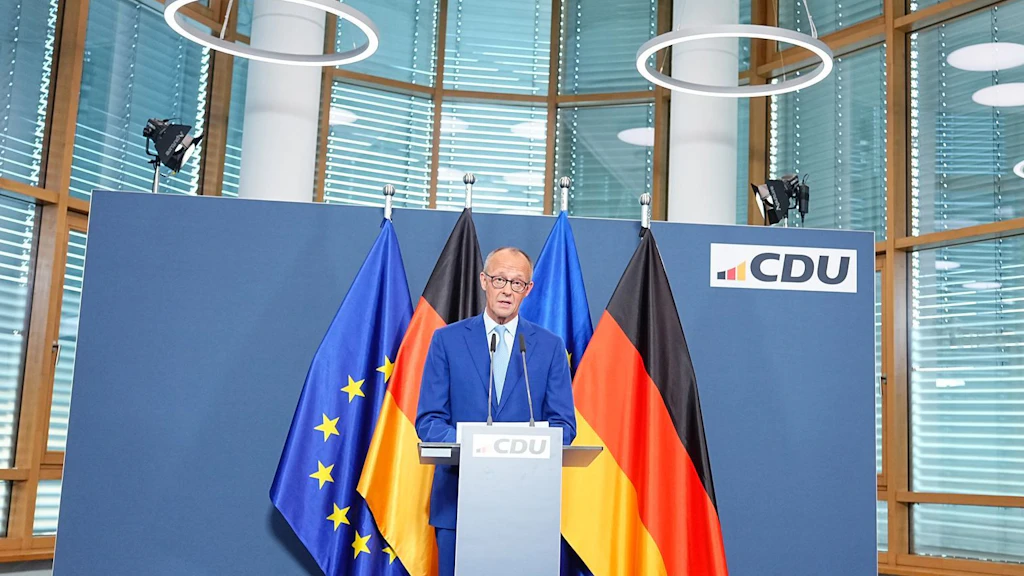 CDU-Logo und Bundesflagge im selben Bild: Friedrich Merz am Wahlabend im Konrad-Adenauer-Haus. Ob er dort als Parteivorsitzender oder als Bundeskanzler sprach, beschäftigte am Montag die Bundespressekonferenz.