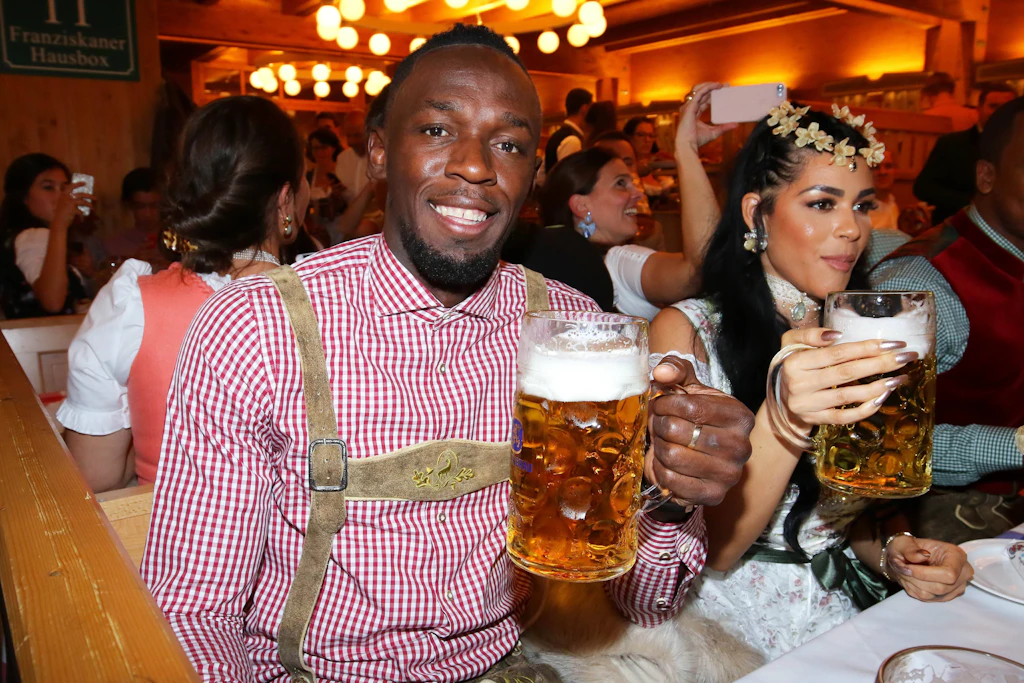 Prost aus der Hausbox: Usain Bolt 2017 im Schützenfestzelt. Der Sprint-Weltrekordler ist seit Jahren Stammgast auf dem Oktoberfest. (Archivbild)