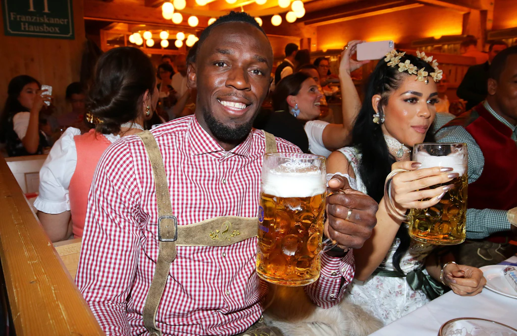 Usain Bolt stürmt die Wiesn-Bühne und tanzt zu „Sex on Fire“ – das ganze Zelt filmt mit