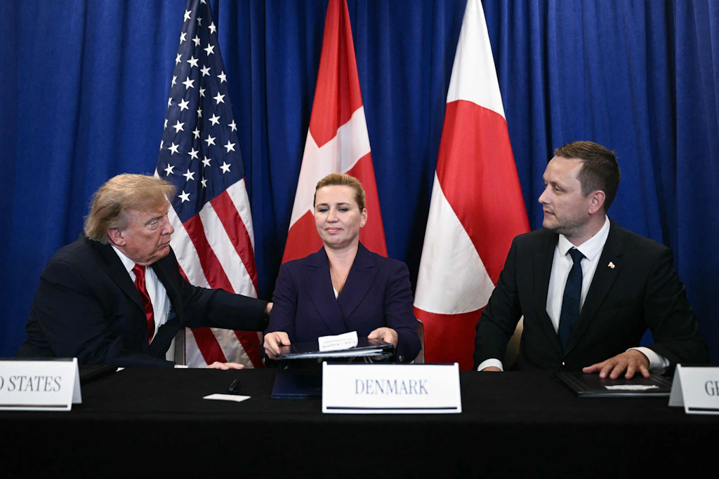 Donald Trump, Dänemarks Ministerpräsidentin Mette Frederiksen und Grönlands Regierungschef Jens-Frederik Nielsen unterzeichnen das neue Sicherheitsabkommen.